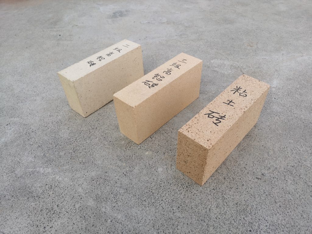 高鋁磚的構(gòu)成及其相關(guān)特征的簡介 粘土磚_莫來石磚_高鋁磚廠家_耐火磚價格尺寸-鄭州平順耐材 高鋁磚